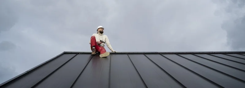 Trabajador reparando tejado en Alcázar de San Juan